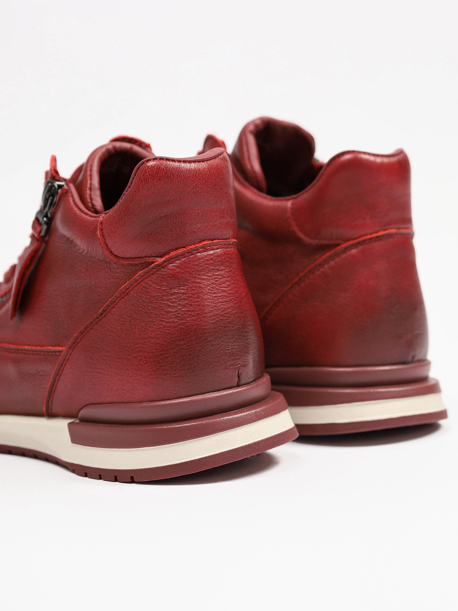 Ботинки красного цвета на низкой подошве